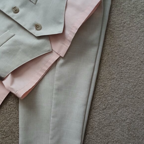 Boys Van Heusen 4 pc Suit - Picture 4 of 7